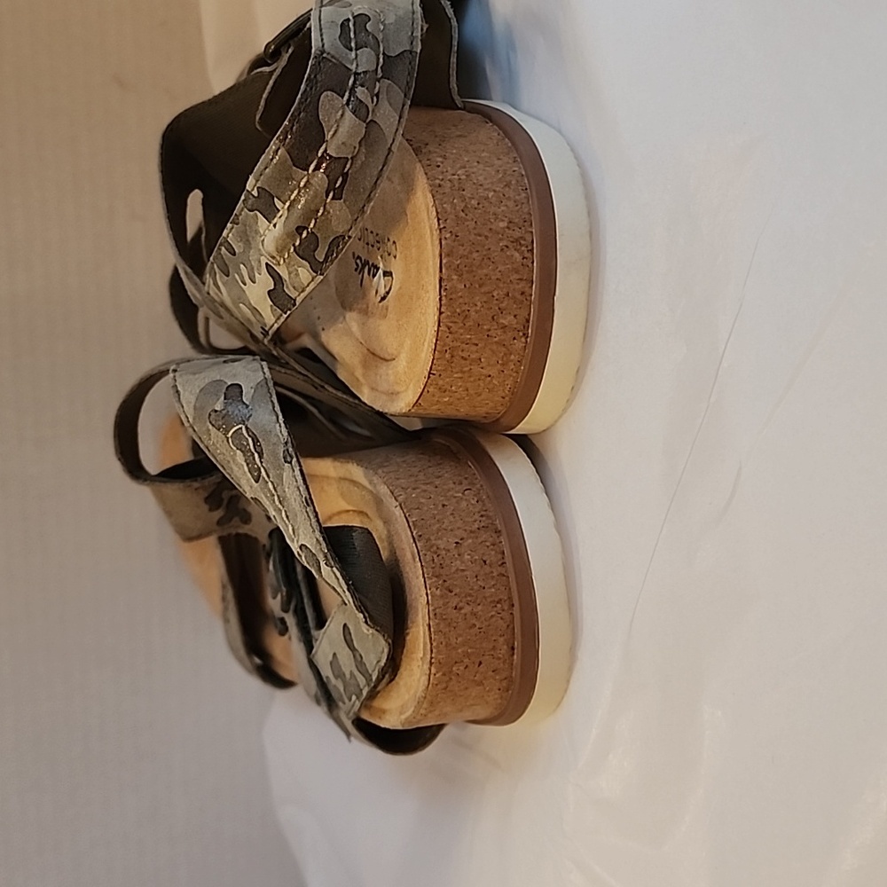 Clarks Women's Camo Strappy Comfort Sandals - Olive Green 9 - Picture 5 of 7